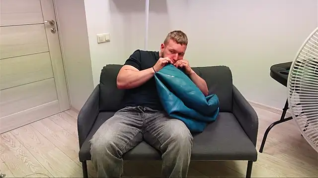 Richard_Dullas Show in webcam