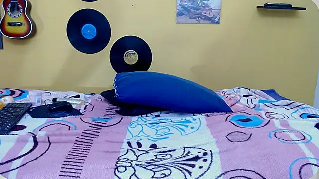 Chat +18 de aniitaeyescute ao vivo