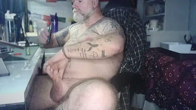 Tattooed_Dilf_01のライブXXXチャット