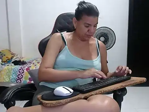 Chat +18 de Adriana_0312 ao vivo