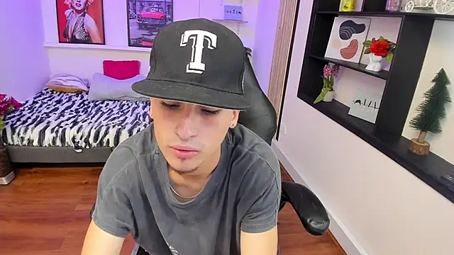 Show modela Benji23_ na web-kameri
