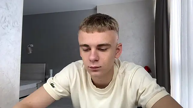 Show modela SoloFury na web-kameri
