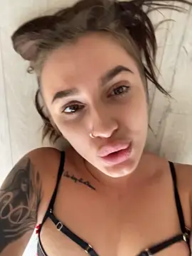 CrazyBhonnieX Webcam show
