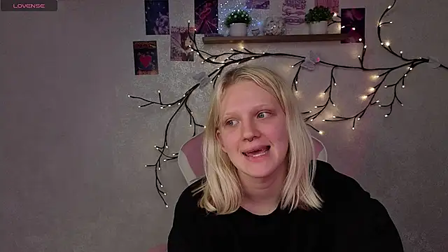 Lilly_Jhonass Adlı Modelin Canlı XXX Sohbeti