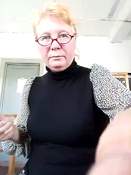 צ'אט XXX  בשידור חי של SquirrelFine