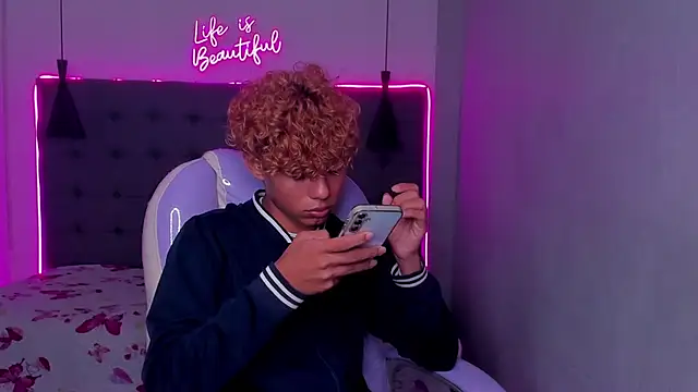 Anyelo_Twink élő XXX-chatje