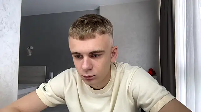 Show modela SoloFury na web-kameri