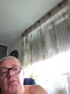 Show modela RobertStripX na web-kameri