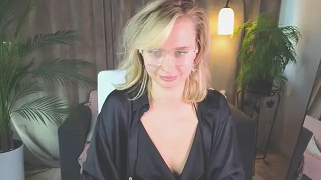 NoraMoreau's Live XXX Chat