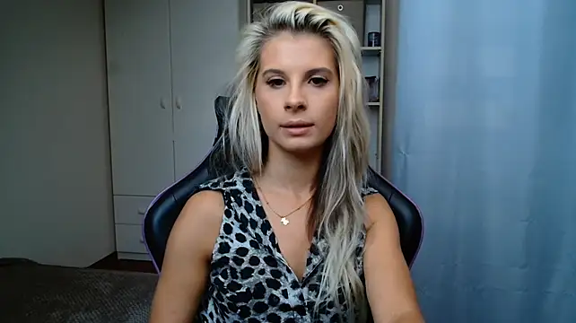 KristineGlow Adlı Modelin Canlı XXX Sohbeti