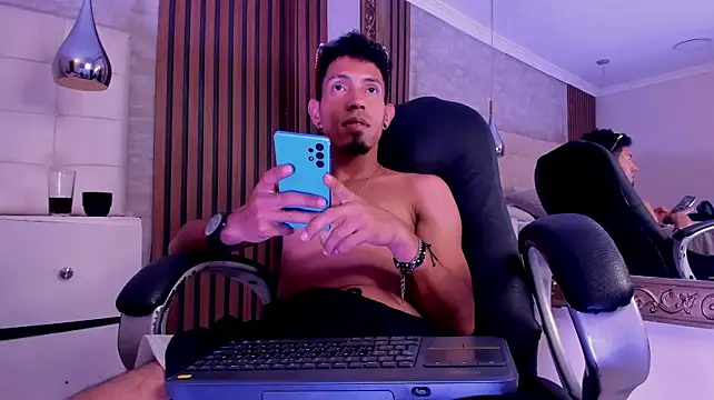 NoaahTylor Pertunjukan Webcam