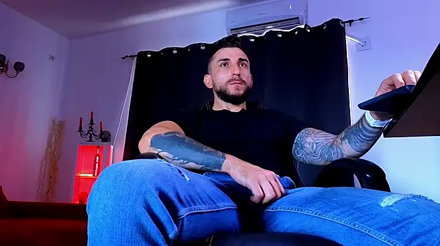 MightyAaron66's Live XXX Chat