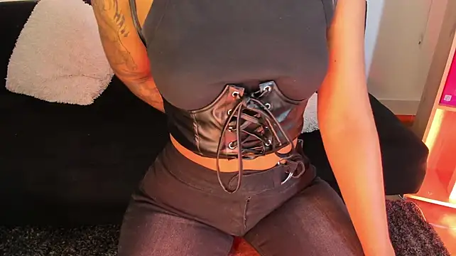 Tylla__ Adlı Modelin Canlı XXX Sohbeti