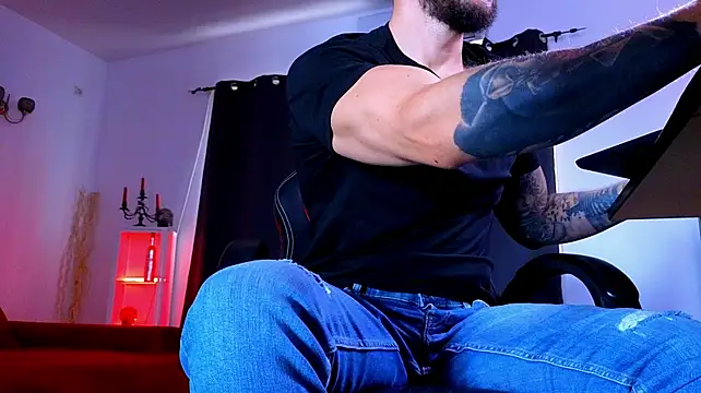 MightyAaron66 XXX чат на живо