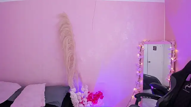 Emily_Roussee Adlı Modelin Canlı XXX Sohbeti