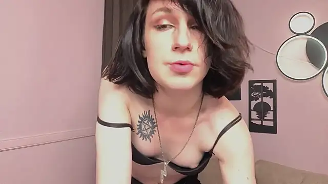 Chatroom XXX en direct de MickeQuinee