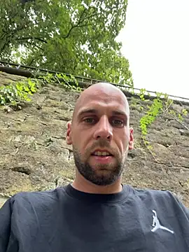 Oliver_outside Show in webcam