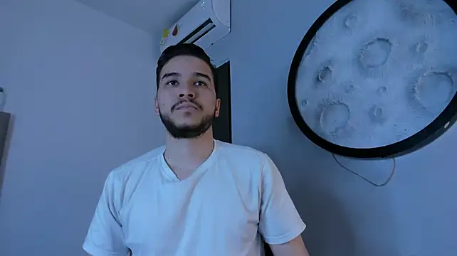 mike_257: διαδικτυακό σόου στην κάμερα