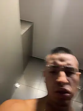 willclayy: διαδικτυακό σόου στην κάμερα