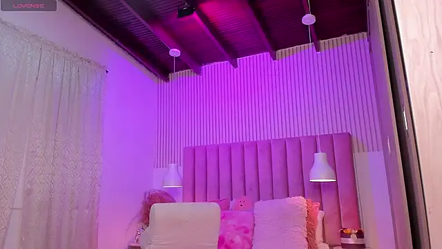 ScarlettDreamss7's Webcam Show