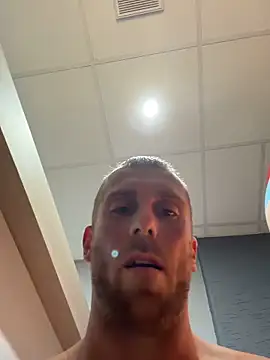 Johnytrain élő XXX-chatje