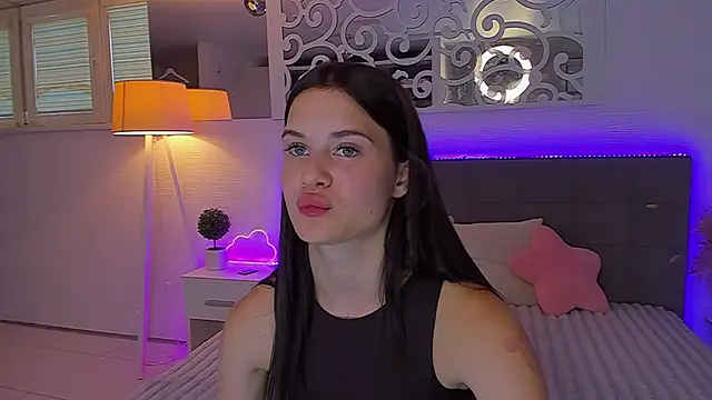LuisaClover Adlı Modelin Canlı XXX Sohbeti