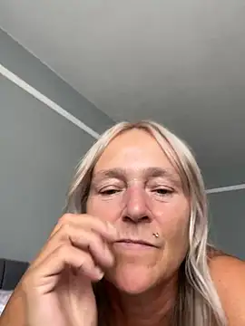 Blondnboujee53 Webcam Show