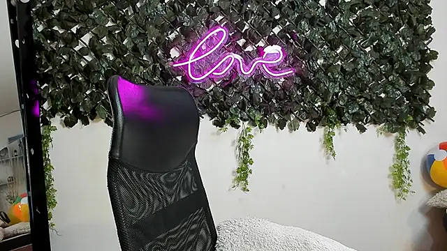 DestinyHills' Live XXX Chat