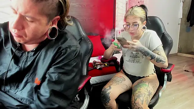 צ'אט XXX בשידור חי של inkedsinners_