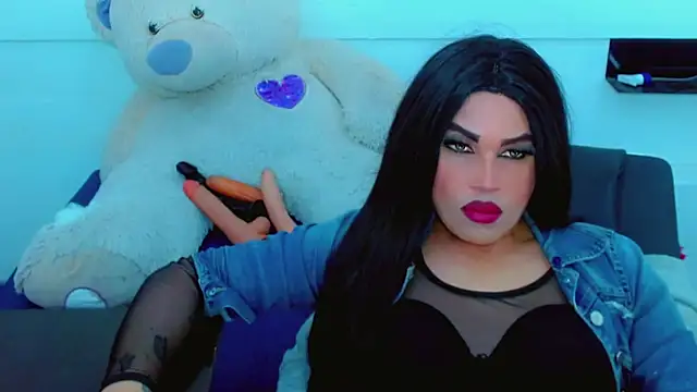 Show modela NharaBigCock na web-kameri
