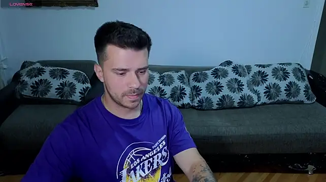 JohnnyStepBro: διαδικτυακό σόου στην κάμερα