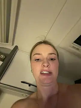 melanieTesss Show Webcam