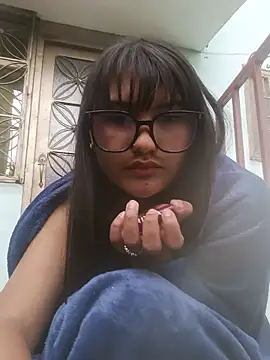 Emily-7 Adlı Modelin Canlı XXX Sohbeti