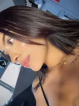 MystiqueXXX's Webcam Show