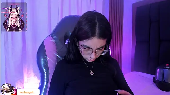 Molly_A Adlı Modelin Canlı XXX Sohbeti