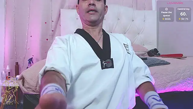 james_fausto_storm Show in webcam