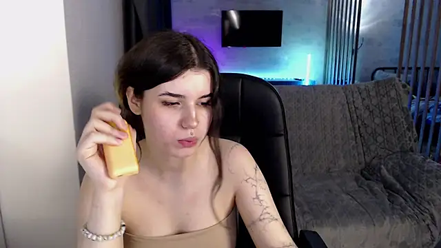 AnoraDarkk Show in webcam