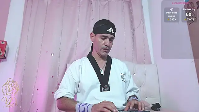 james_fausto_storm: διαδικτυακό σόου στην κάμερα