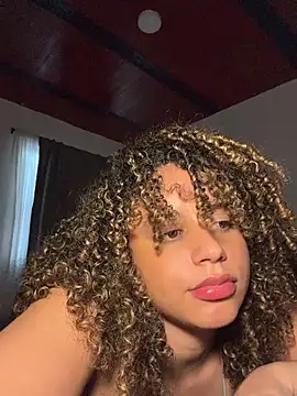 Chat +18 de KittyTwerk_2 ao vivo