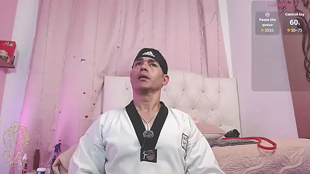צ'אט XXX בשידור חי של james_fausto_storm