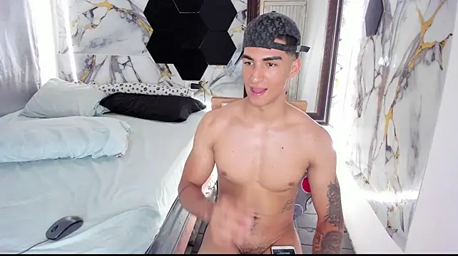 Goldendesirexx__ Show in webcam