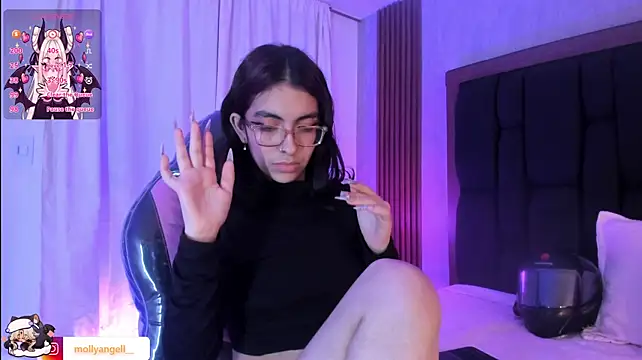 Molly_A Adlı Modelin Canlı XXX Sohbeti