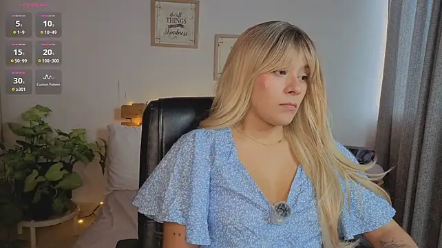 LucyMoanss' Live XXX Chat