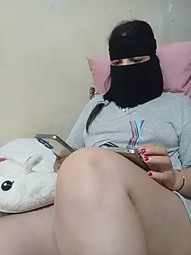Lara-_-28 Adlı Modelin Canlı XXX Sohbeti