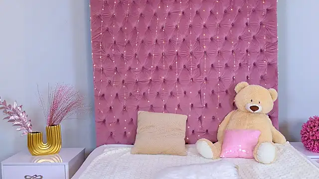 NikkiVelvets live XXX chat