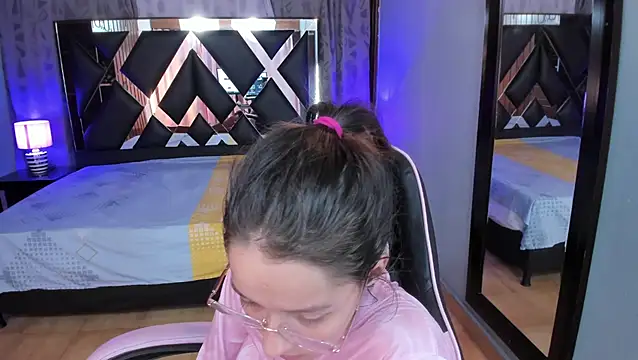 Chatroom XXX en direct de Linda4Petite