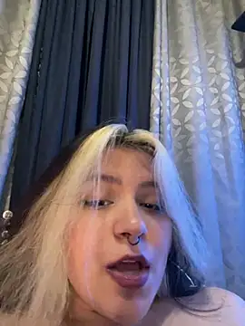 NaylaVelv04's Webcam Show