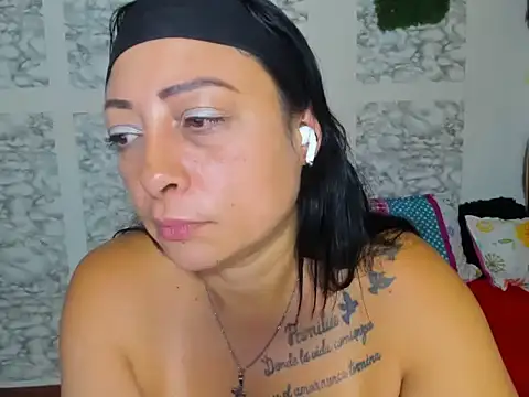 JuliBravo live XXX chat