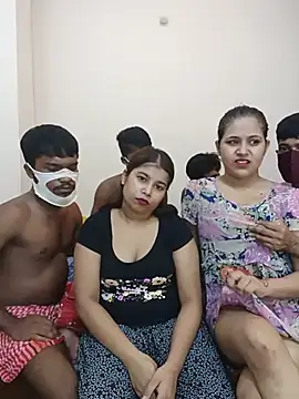 Groupshow063 Show in webcam