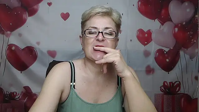 EmiliaGree's Live XXX Chat